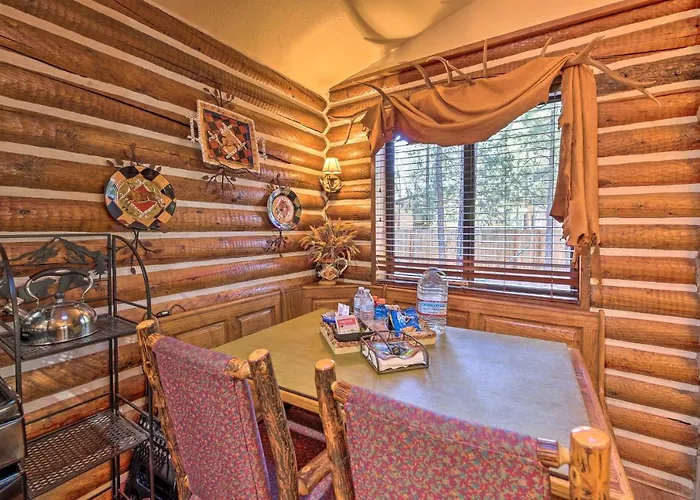 Family & Dog Friendly: Rustic Lakeside Cabin